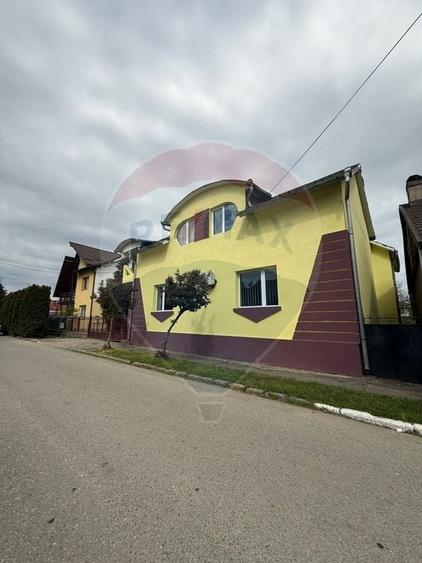 Casă individuală cu 6 camere cu Teren 960 Mp în Central