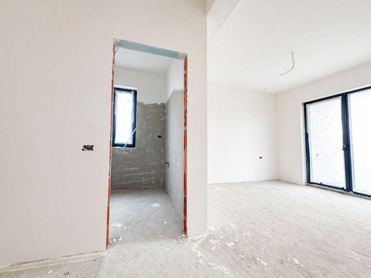 Apartament cu 3 camere semidecomandat în Moșnița Nouă
