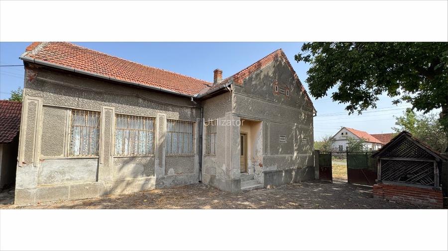Vand casa locuibila in Targoviste jud. Timis, suprafata teren 2158 mp.