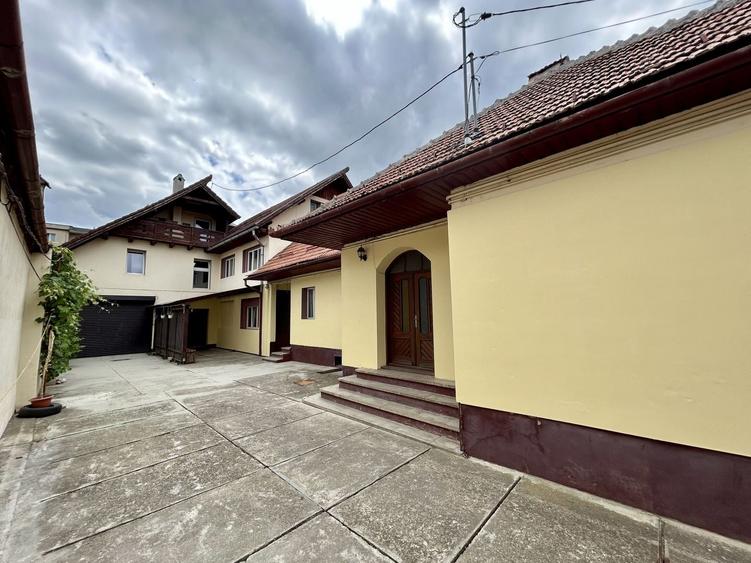 Casă individuală cu 21 camere cu Canalizare în Central