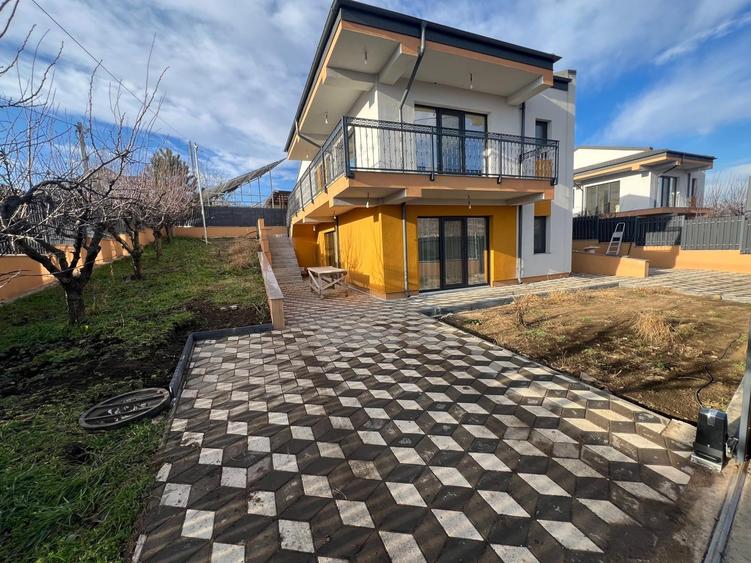 Casă cu 4 camere cu Teren 450 Mp în Chicerea