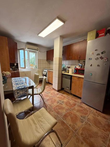 Apartament cu 3 camere semidecomandat în Brazda lui Novac