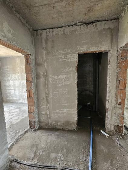 Apartament cu 3 camere decomandat în Europa
