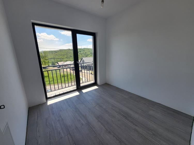 Duplex cu 4 camere cu Canalizare în Valea Adâncă