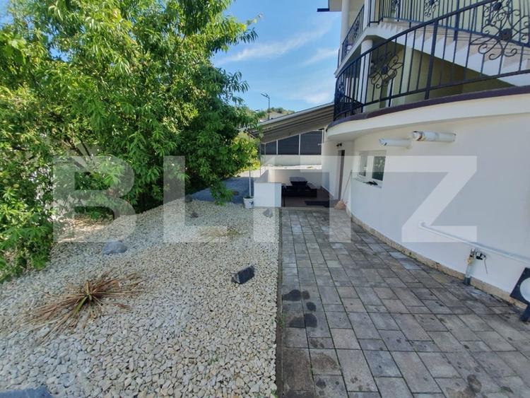 Casă individuală cu 10 camere cu Canalizare în Corunca