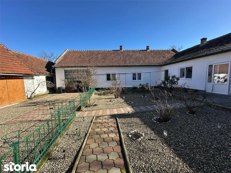 Casa Solida, pentru Familie extinsa, cu Gradina si Teren, Doclin - 13