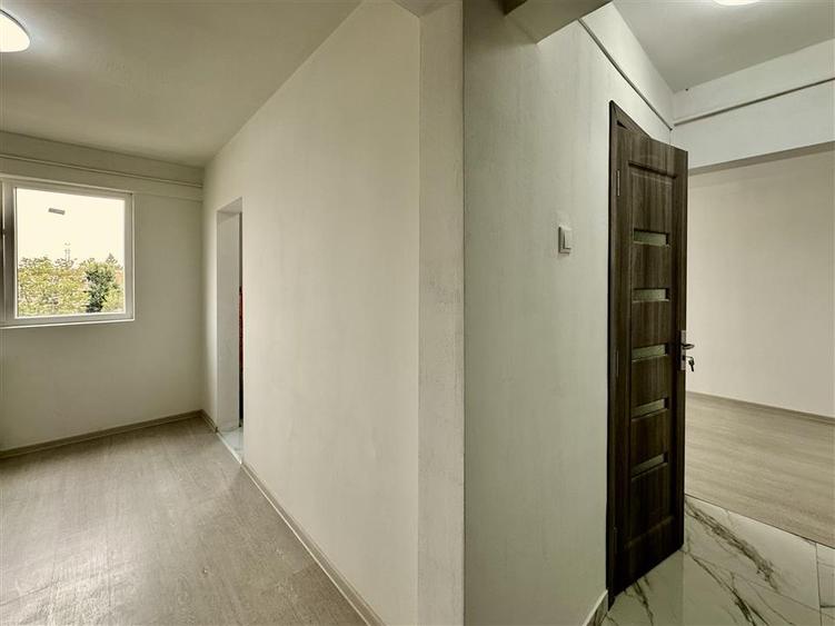 Apartament cu 3 camere semidecomandat în Central