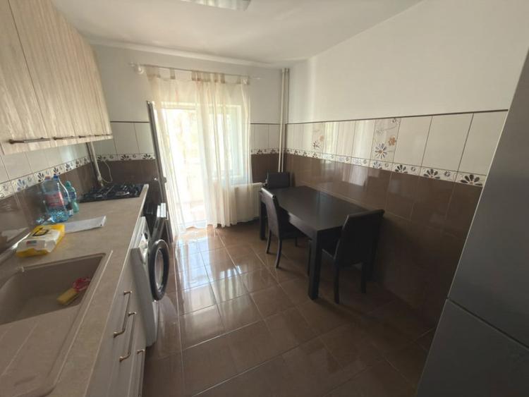 Apartament cu 3 camere semidecomandat în Mărășești