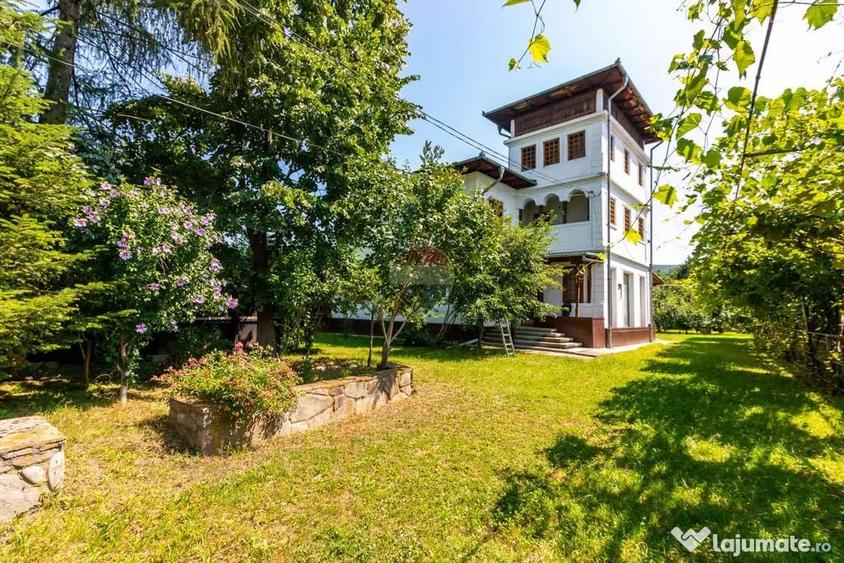Casă cu 7 camere cu Teren 3425 Mp în Central