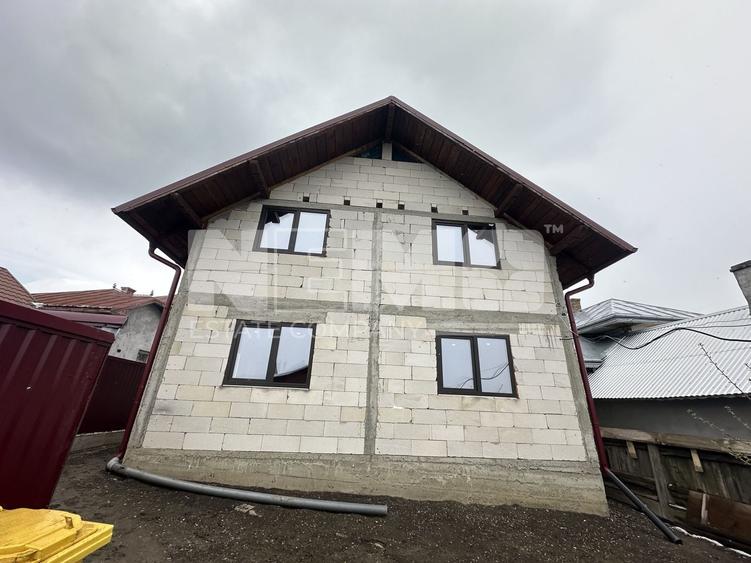 Casă individuală cu 5 camere cu Canalizare în Liteni (Moara)