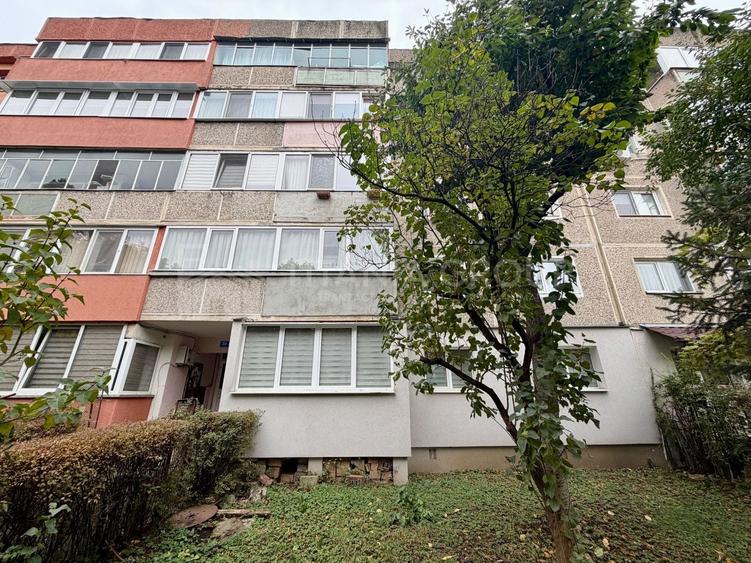 Apartament cu 3 camere semidecomandat în Tractorul
