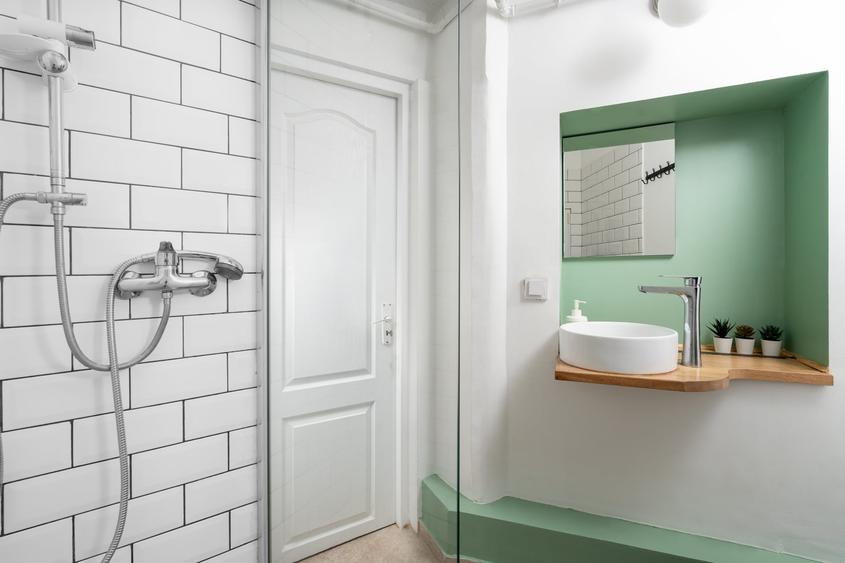 Apartament cu 3 camere semidecomandat, mobilat în Ultracentral