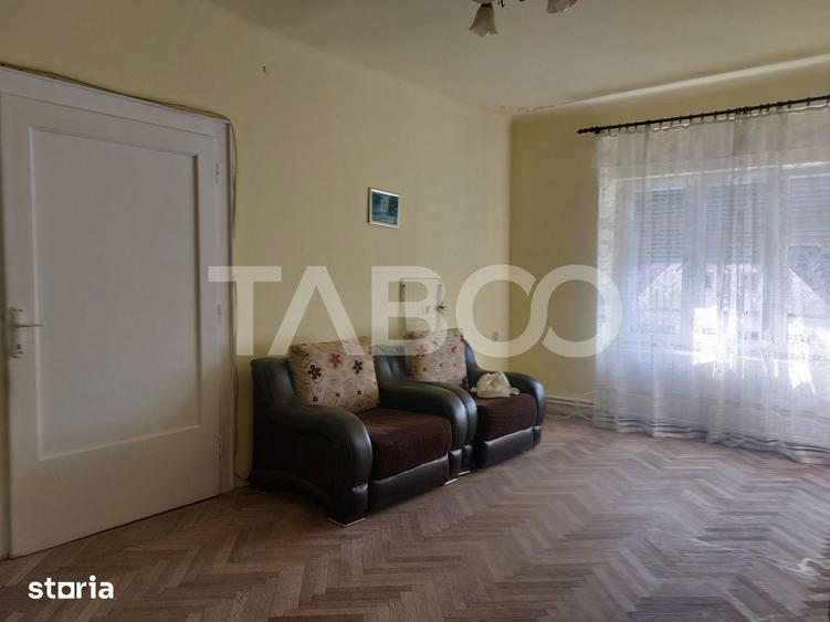 Apartament cu 3 camere semidecomandat în Central