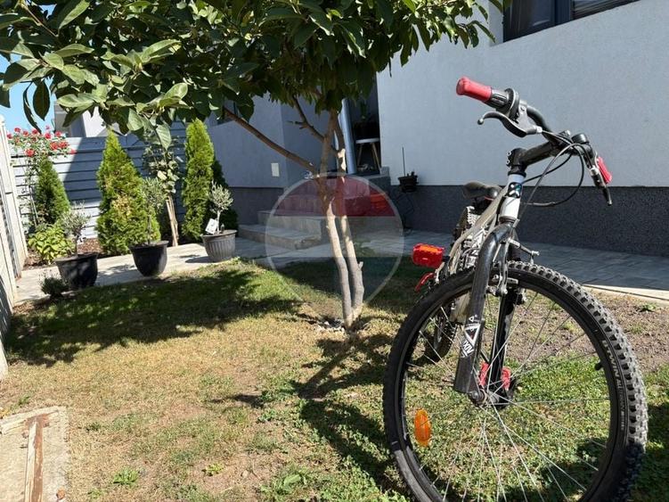 Casă individuală cu 3 camere cu Teren 250 Mp în Exterior Est