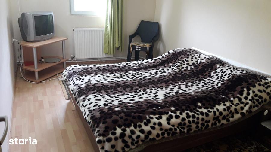 Casă cu 5 camere cu Teren 2500 Mp în Cătina