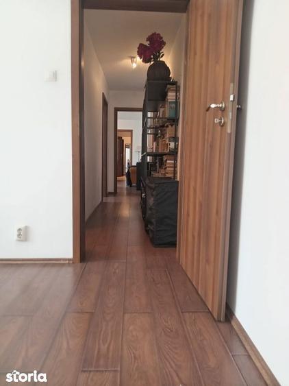 Apartament cu 3 camere semidecomandat, mobilat în Titan