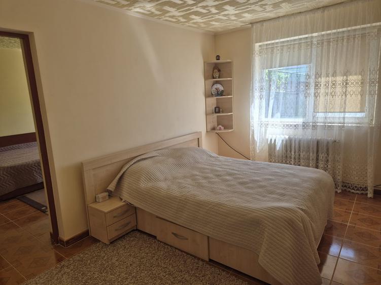 Apartament cu 3 camere semidecomandat în Vidra