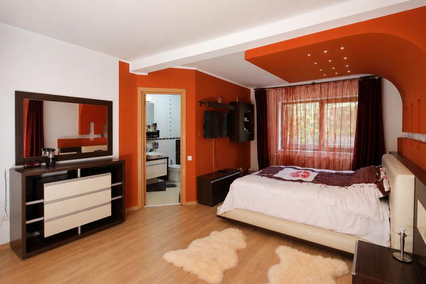 Casă individuală cu 7 camere cu Canalizare în Cioplea