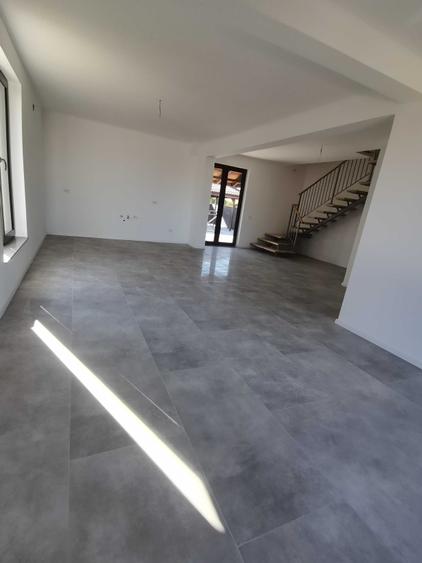 Casă cu 4 camere în Noua