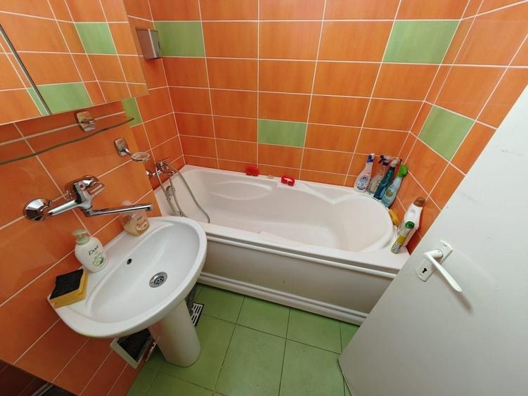 Apartament cu 3 camere semidecomandat în Central