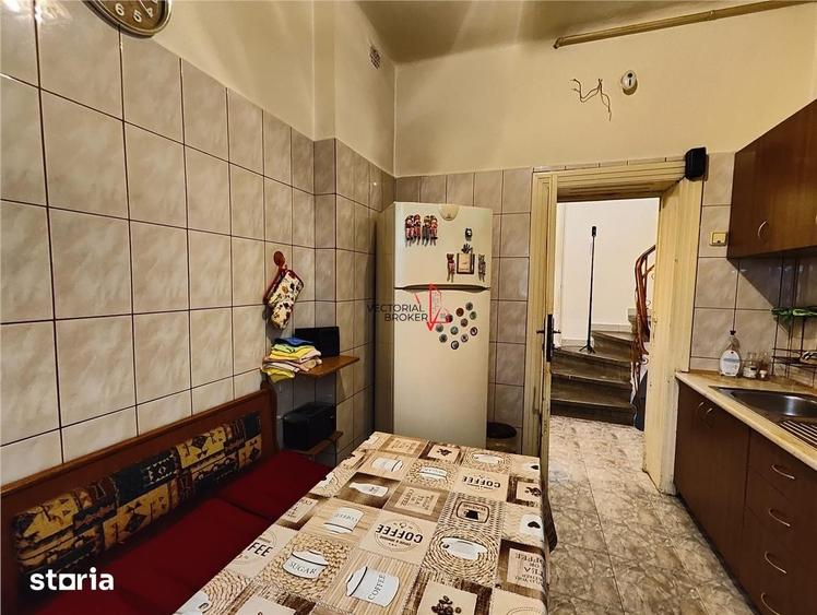 Casă cu 8 camere cu Teren 374 Mp în Grivița