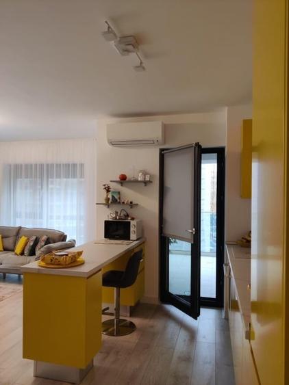 Apartament cu 3 camere semidecomandat, mobilat în P-ta Presei Libere