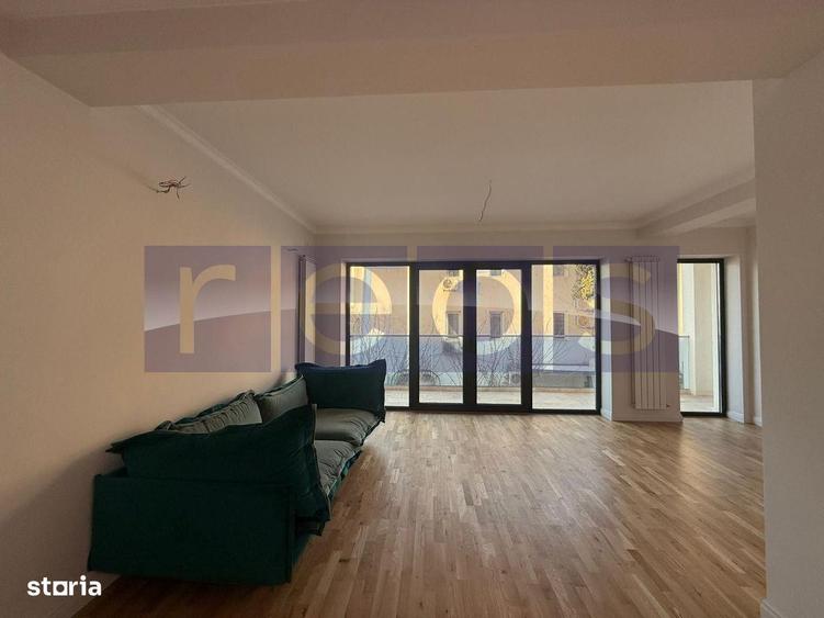 Apartament cu 3 camere în Tei