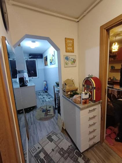 Apartament cu 3 camere semidecomandat în Dâmbu Pietros
