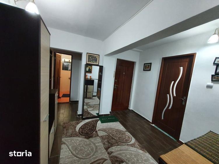 Apartament cu 4 camere decomandat în Est