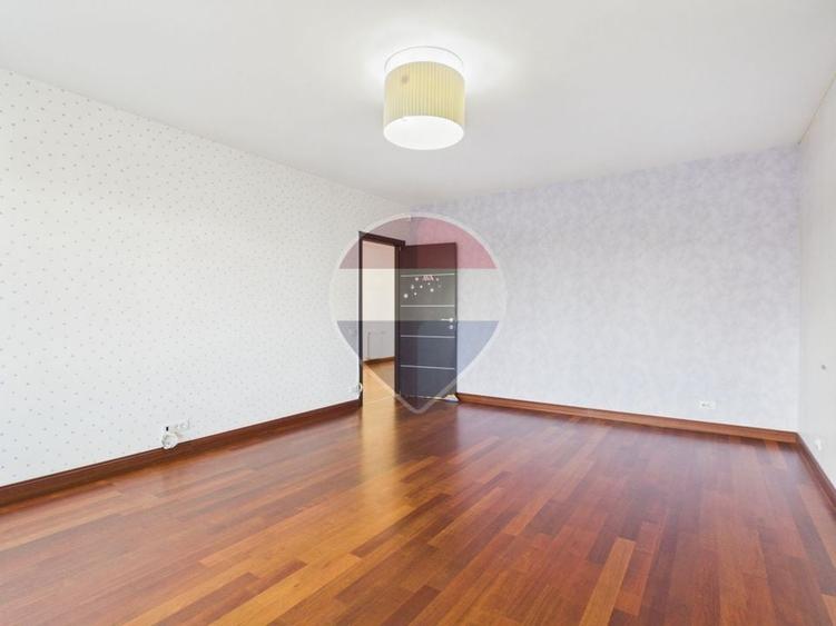 Apartament cu 6 camere decomandat în Sisești