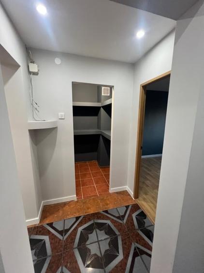 Apartament cu 4 camere decomandat în Craiovița Nouă
