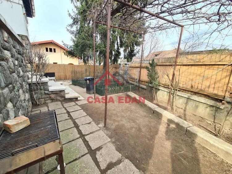 Casă individuală cu 7 camere cu Teren 304 Mp în Central