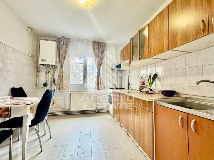 Apartament cu 3 camere decomandat, mobilat în Micălaca