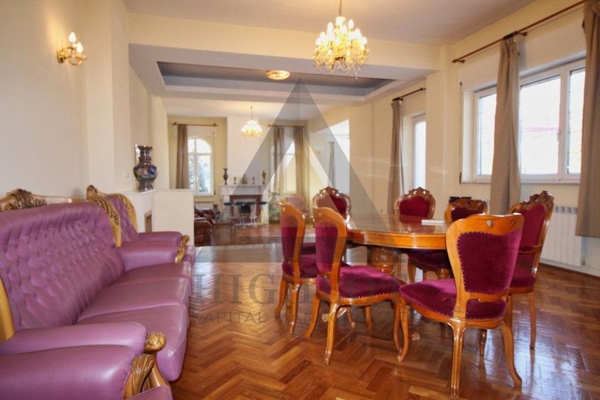 Casă individuală cu 8 camere cu Canalizare în Central