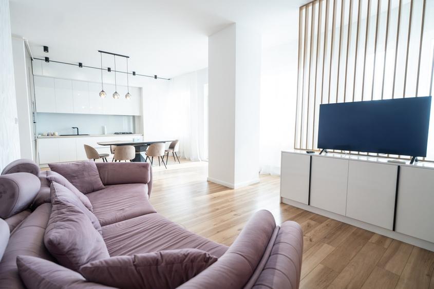 Apartament cu 3 camere semidecomandat, mobilat în P-ța Mihai Viteazul