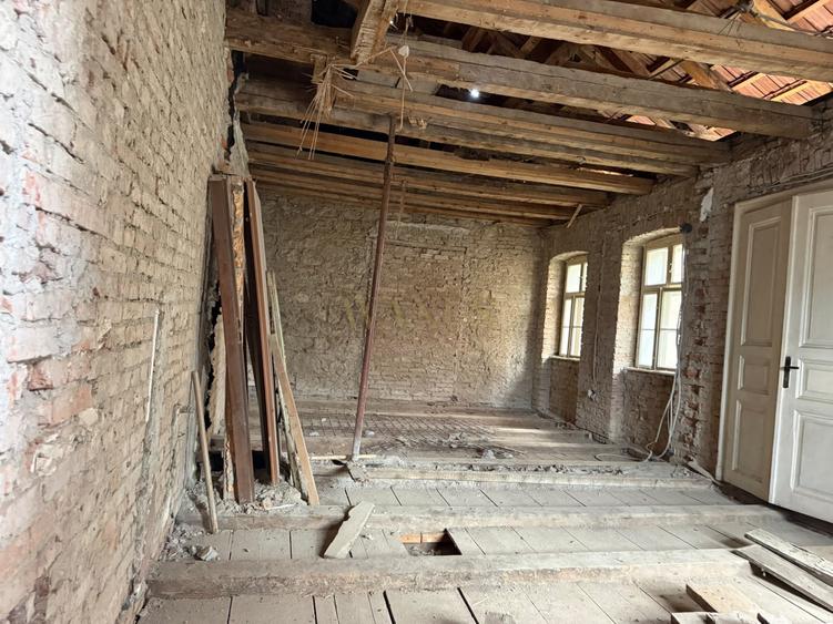 Spațiu comercial, de 135.82000732422 mp, în Central