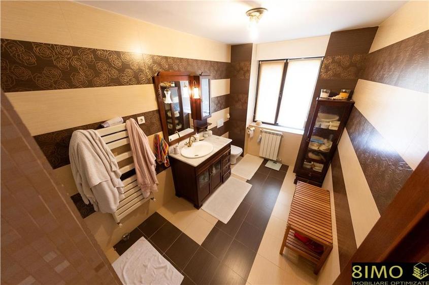Casă individuală cu 11 camere cu Teren 2500 Mp în Fălticeni