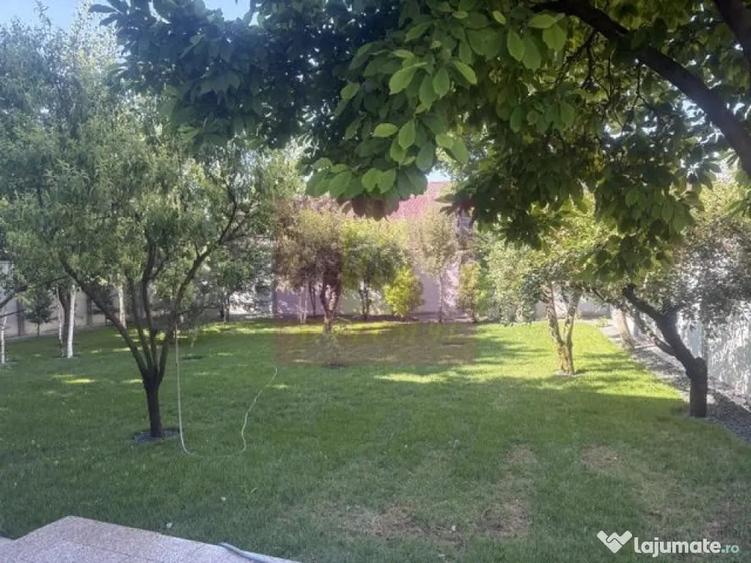 Casă cu 10 camere cu Teren 1700 Mp în Sud