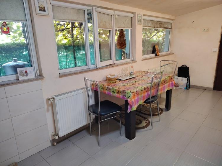 Apartament cu 3 camere semidecomandat în Craiovița Nouă