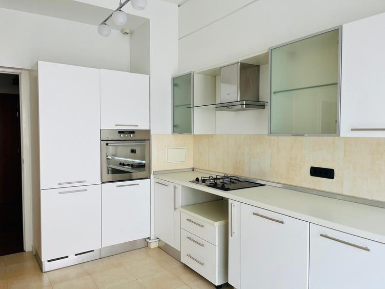 Apartament cu 5 camere decomandat în Primăverii