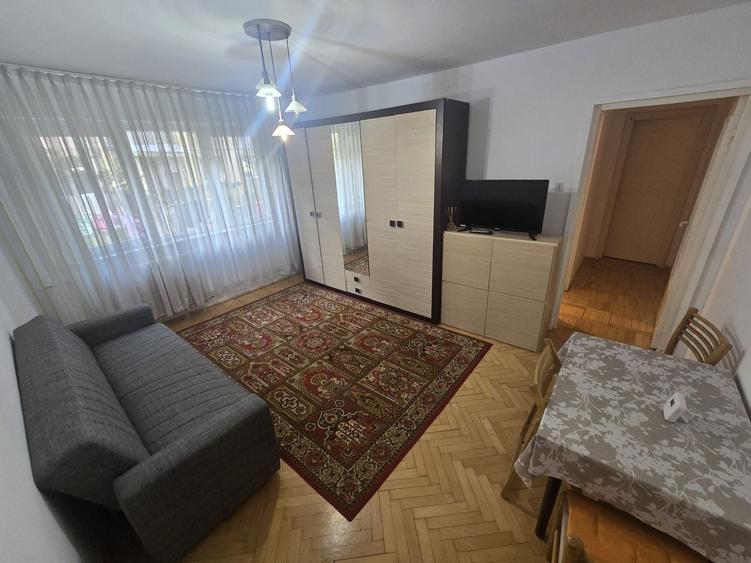 Apartament cu 3 camere semidecomandat, mobilat în Girocului
