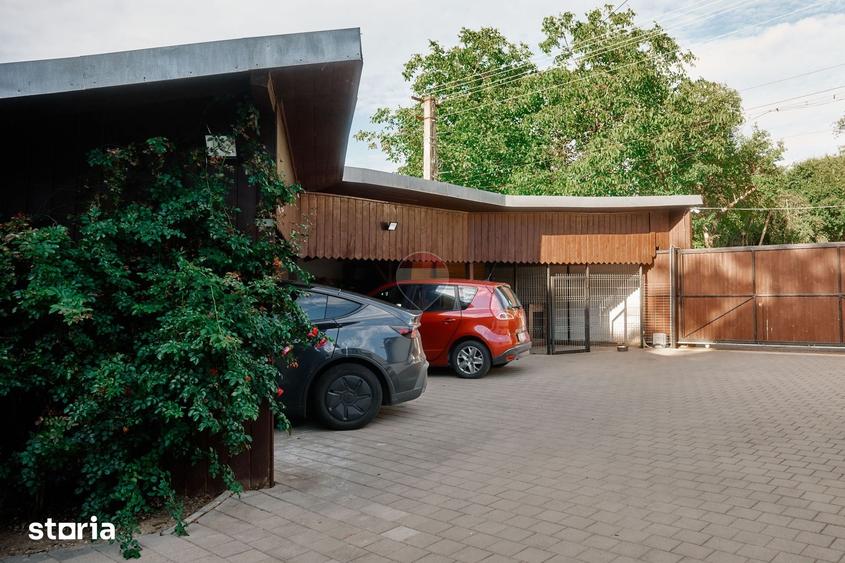 Casă cu 9 camere cu Teren 4800 Mp în Central