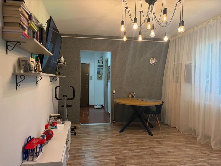 Apartament cu 3 camere semidecomandat, mobilat în Alexandru Obregia