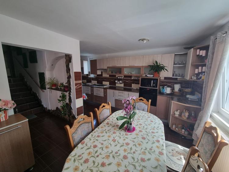 Casă individuală cu 8 camere cu Teren 250 Mp în Central