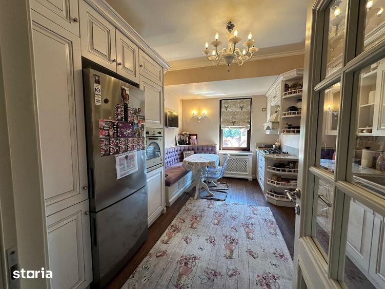 Apartament cu 5 camere în Arcul de Triumf