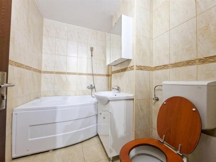 Apartament cu 3 camere semidecomandat în Cantemir