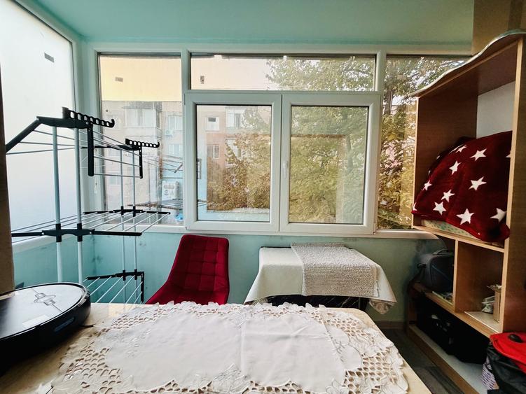 Apartament cu 3 camere decomandat, mobilat în Uverturii