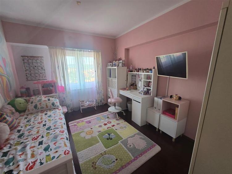 Apartament cu 3 camere decomandat, mobilat în Central