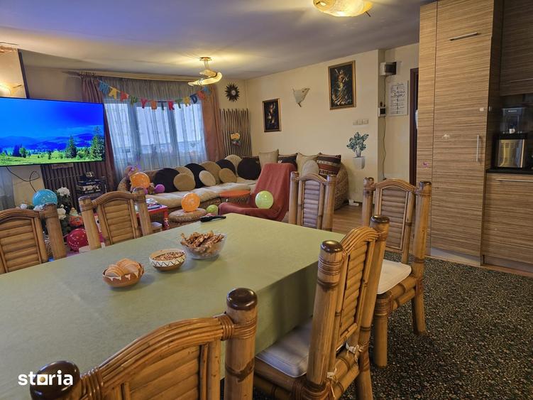 Casă cu 9 camere cu Teren 245 Mp în Apărătorii Patriei