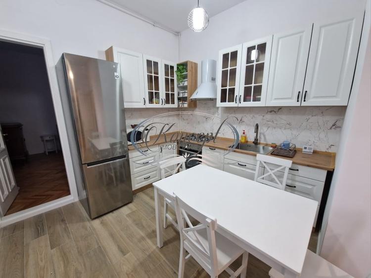 Apartament cu 3 camere semidecomandat, mobilat în Central